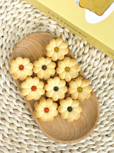 500g de biscuits sandwichs fourrés à la confiture en forme de fleur, croustillants, pour en-cas, vente en gros - Product Image 1