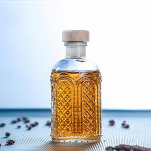 Proveedor de botellas de vidrio de chupito con logotipo grabado elegante de 100ml, botella de vidrio reciclable de forma personalizada para ron, ginebra, whisky, vodka, Tequila - Product Image 3