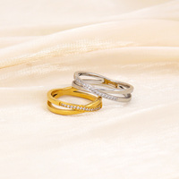 Bijoux en diamant de luxe délicats Bague pour femme en cristal CZ avec croix Bague en acier inoxydable X plaquée or 18 carats