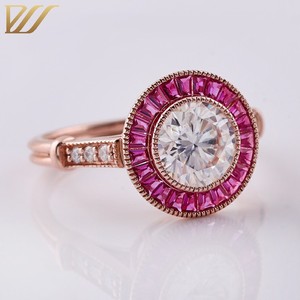 Dolce e bella 14k oro rosa personalizzato belle anello di fidanzamento taglio rotondo 1.5ct moissanite centro di pietra con rubino halo - Product Image 3