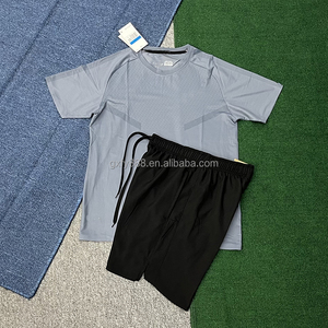 Completo Sportivo Estivo da Uomo per <span class=keywords><strong>Calcio</strong></span> e Atletica Leggera, Traspirante e ad Asciugatura Rapida, 100% Poliestere, T-Shirt e <span class=keywords><strong>Pantaloncini</strong></span> <span class=keywords><strong>con</strong></span> Coulisse e <span class=keywords><strong>Tasche</strong></span> Laterali - Product Image 3