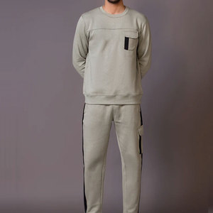ชุดวอร์มผู้ชายคุณภาพสูงจากผู้ผลิต พร้อมปักโลโก้ตามสั่ง ชุดเซ็ตเสื้อและกางเกง ผ้าโพลีเอสเตอร์ 100% ดีไซน์ลำลองสำหรับฤดูหนาว - Product Image 1