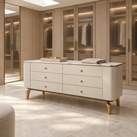 WYRAX Resort Gallery Geriffeltes Sideboard mit Steinoptik-Oberfläche, 4 Türen, Grifflose Aufbewahrung und Schlanke Goldene Beine