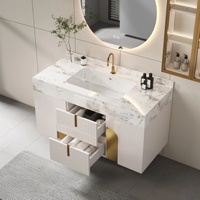 Meuble-lavabo de salle de bain personnalisé en bois massif moderne rayé cannelé porte design or avec comptoir en marbre évier simple armoire flottante