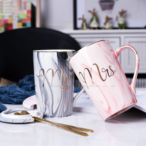 Vente en gros Mug en céramique personnalisé Coffret cadeau Mugs pour couples 400ml Mug flamant rose au design en marbre avec couvercle et cuillère - Product Image 4