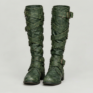 Costume de guerrière en cuir pour femme avec épaulettes en fourrure et ensemble d'armure - Product Image 3