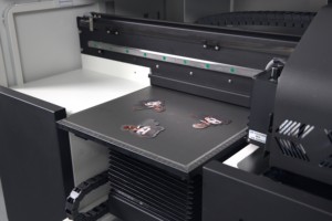 Impresora UV de Cama Plana de Alta Resolución de 6 Colores con CCD I3200 para Impresión de Carcasas de Teléfono Móvil, <span class=keywords><strong>Airpods</strong></span>, Bolígrafos y USB - Product Image 3