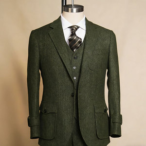 <span class=keywords><strong>Costume</strong></span> pour <span class=keywords><strong>homme</strong></span> en tweed <span class=keywords><strong>vert</strong></span> <span class=keywords><strong>bouteille</strong></span> sur mesure, texture épaisse, poches plaquées, revers large pour un look rétro gentleman en milieu professionnel - Product Image 1