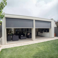 Kustom Modern PVC luar ruangan transparan tahan angin tahan air listrik Zip Track Roller tirai vertikal untuk taman Pergola Remote