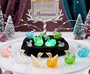 Venta al por mayor B2B: Elegantes figuras de cisnes de resina pastel para terrarios, bricolaje, que brillan en la oscuridad, arte en miniatura para jardín de hadas. - Product Image 1