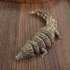 Antike Messing Krokodil Figur Einzigartige Vintage-Stil vergoldet Metall Tier Thema für Büro Schreibtisch Dekoration Tee Casting - Product Image 4