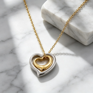 Collar de Clavícula Moderno de Alta Gama con Doble Corazón Entrecruzado en Dos Tonos Brillantes, de Acero Inoxidable de Alta Calidad - Product Image 1