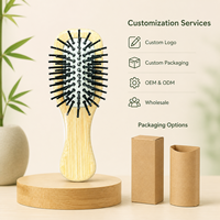 Brosse à cheveux démêlante portable en bambou mini avec coussin d'air et picots à pointe ronde en nylon, personnalisable avec logo OEM & ODM – Vente en gros