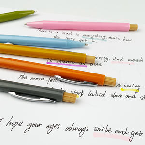 Stylo bille publicitaire personnalisé en bambou avec logo, pointe 0,7 mm, corps en plastique <span class=keywords><strong>orange</strong></span>, durable et élégant - Product Image 2