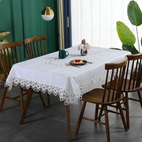 Nappes en dentelle de luxe décorées avec des motifs floraux Jacquard personnalisables et des détails ajourés adaptés aux tables à manger