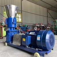 La ferme utilise une machine à granulés artisanale à petite échelle pour les granulés d'aliments pour volailles et bétail, qui est utilisée