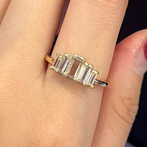 Anello Cocktail Geometrico F1502 in Oro Massiccio 18K con Diamanti Taglio Baguette e Incastonatura a Canale, Anelli Raffinati da Donna per Fidanzamento - Product Image 5