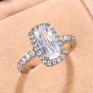 Anello di fidanzamento geometrico rettangolare per donna, gioiello creativo e alla moda. - Product Image 1