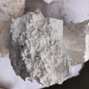 Bloc <span class=keywords><strong>de</strong></span> <span class=keywords><strong>chlorure</strong></span> <span class=keywords><strong>de</strong></span> calcium anhydre en nid d'abeille <span class=keywords><strong>de</strong></span> qualité industrielle en vrac, morceaux poreux pour le traitement des eaux usées - Product Image 6