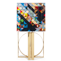 Meuble de bar au design innovant 1088 triangles en bois multicolore avec base en laiton poli, meuble de rangement pour salon