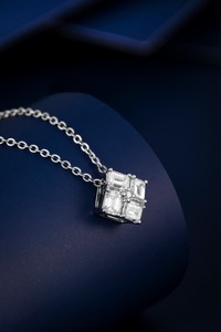 Collier pendentif géométrique en diamant de laboratoire taille baguette Princesse D E VS1 pour fiançailles et mariages en or 14 carats - Product Image 5