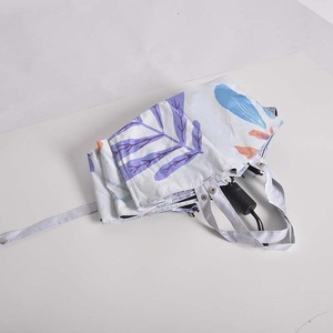 Sombrilla Plegable Portátil Clásica con Recubrimiento Negro, Protección Solar, Impermeable, Personalizable con Estampado Floral, Correa de Transporte para Viajes - Product Image 3