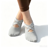 Chaussettes de yoga en gros à volants et sangles croisées, tricotées sans couture, antidérapantes, pour ballet, pilates, danse, fitness femme, conception personnalisée