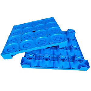 Durevole scaffale da 16 bottiglie e soluzione di stoccaggio Stack per bottiglie d'acqua da 5 galloni su pallet di plastica - Product Image 1