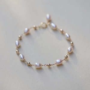 กำไลข้อมือทอง 14K ชุบทองแดงสำหรับผู้หญิงสไตล์ฝรั่งเศส ประดับมุกน้ำจืดเม็ดเล็กทรงข้าวสวย ดีไซน์หรูหรา - Product Image 4