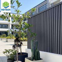 Panneau mural WPC co-extrudé Hoyeah, étanche, pour extérieur, bardage de jardin, clôture composite d'intimité, usage domestique moderne
