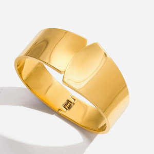 Brazalete Unisex en Tono Dorado con Cierre de Resorte para Regalo - Product Image 1