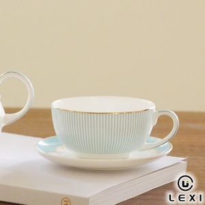 <span class=keywords><strong>Set</strong></span> di Teiera e <span class=keywords><strong>Tazze</strong></span> in Porcellana Bone China di Lusso <span class=keywords><strong>con</strong></span> Bordo Dorato e Design a Pois per Tè del Pomeriggio Inglese e Regalo di Nozze - Product Image 2