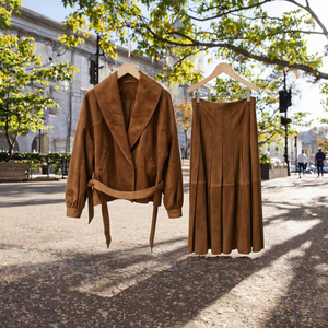 Ensemble deux pièces pour femme : Blazer en suède et jupe plissée avec ceinture, tenue décontractée d'automne, couleur unie, manches longues, coupe classique - Product Image 2