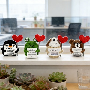 Regalo de San Valentín, Muñeco de Animal Tejido a Crochet Hecho a Mano, Abrazando un Corazón y un Ramo de Rosas, Decoración de Escritorio para Apoyo Emocional - Product Image 4