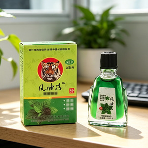 Petite bouteille de 3 ml de Tiger Balm, un produit indispensable pour la maison, pratique et portable en été, parfait pour les étudiants et idéal. - Product Image 2