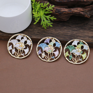 Imán circular hueco TX34 con diseño de hojas de ginkgo bicolor, seguro para telas, broche magnético para hiyab y pañuelos. - Product Image 1