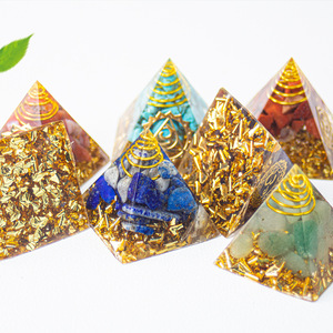 Commercio all'ingrosso Feng Shui animale croce 7 Chakra cristallo naturale ghiaia 3cm piramide intagliata a mano incisione eco-friendly Home Office - Product Image 4