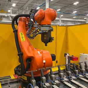 <span class=keywords><strong>Robot</strong></span> industriel à charge lourde <span class=keywords><strong>KUKA</strong></span> KR600 R2830 avec préhenseur personnalisé pour la manutention dans l'industrie automobile - Product Image 1