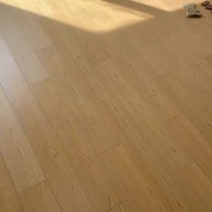 Bois blanc très populaire, style chêne blanc, disponible pour revêtements de sol et murs - Product Image 2