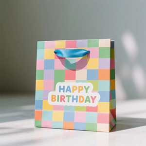 Sacs-cadeaux en papier cartonné ivoire d'anniversaire à motifs à carreaux colorés avec stratification de poignées de ruban bleu et impression flexo - Product Image 2