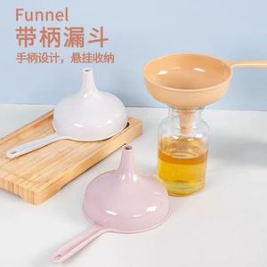 Entonnoir avec poignée, outil de versement en plastique pour transfert d'huile de cuisine, grande taille - Product Image 1