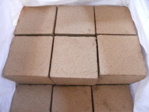 Venta al por mayor de virutas de madera de pino de alta calidad pellets de madera cruda y virutas secas de Vietnam hechas de aserrín de madera de acacia - Product Image 4