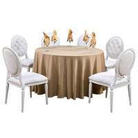 Chaises de restaurant empilables blanches Louis avec coussins crème pour la restauration, les banquets ou les mariages, idéales pour les parcs