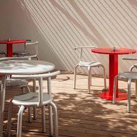 Meubles d'extérieur compacts résistants à la rouille et aux intempéries, adaptés aux devantures de magasins, aux patios, aux maisons et aux aménagements de magasins de boissons commerciaux