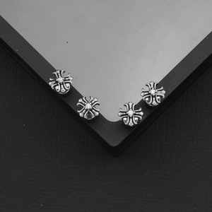 Boucles d'oreilles clous géométriques croisées, style luxe léger, design populaire, unisexe, en acier inoxydable, bijoux de mode, vente en gros - Product Image 5
