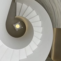 Escaliers de villa modernes sur mesure avec des plaques d'acier courbes épurées, escaliers intérieurs durables et sécurisés pour les espaces de luxe léger