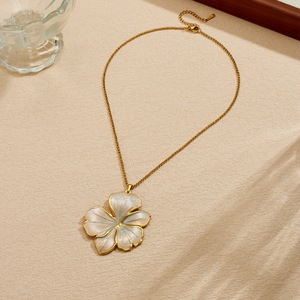 Collier Pendentif Fleur en Émail Marbré Grand Format en Acier Inoxydable Plaqué Or 18K PVD, Étanche et Inaltérable, Bijou Floral de Luxe pour Femme - Product Image 3