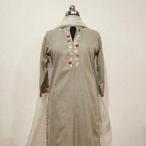 Kurta beige en coton pour femme avec broderie florale sur le devant, style traditionnel indien pakistanais, longueur midi, coupe classique, en stock - Product Image 1