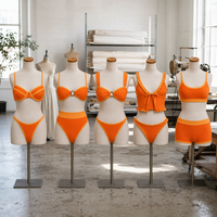 Maillot de bain femme personnalisé en matériaux recyclés, avec logo métallique cousu, coussinets, crochets réglables, bordure contrastante et double doublure