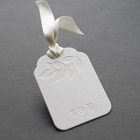 Étiquette suspendue en coton blanc texturé personnalisée avec gaufrage, carte de test de parfum pour voiture avec ruban et tireur